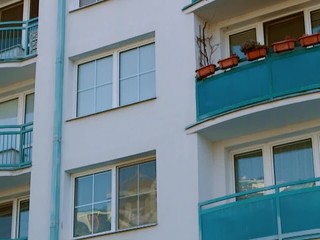 Takmer polovica mladých Slovákov býva u svojich rodičov