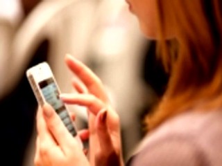 Úrady budú pokutovať ľudí, ktorí prechádzajú cez priechod s mobilmi