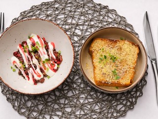 Tatarák zo srnca, krém z olomouckého syra a brusnicový gél