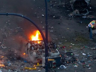 Po finále Stanley Cupu: V Bostone sa oslavuje, vo Vancouveri horia autá