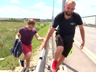 Zamestnanci firmy sa do práce dostanú po prekážkovej dráhe, problémom sú peniaze