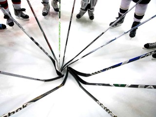 SZĽH v súťaži na nákup hokejok porušil zákon, tvrdí Úrad pre verejné obstarávanie