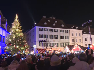 Bratislava otvorila vianočné trhy rozsvietením stromčeka. Tradičné pochutiny však zdraželi