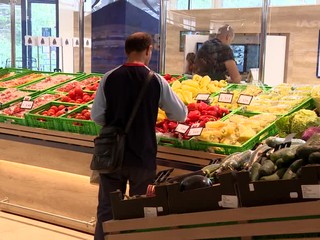 Pracujúci dôchodcovia majú problém. Po práci už podľa nariadení nenakúpia