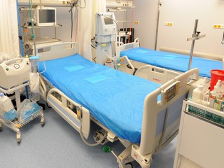 Tragédia na kovidovom oddelení. Pacient s koronavírusom vyskočil z balkóna. Bol na mieste mŕtvy