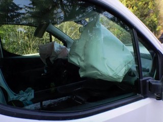 Boli pozitívni na Covid -19, na ceste do nemocnice havarovali