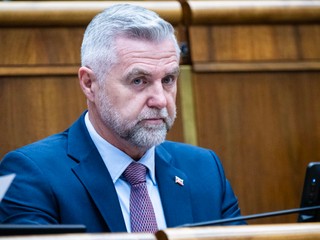 Potvrdené: Parlament sa bude zaoberať zrušením voľby poštou zo zahraničia v apríli