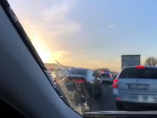 Nehoda na Lafranconi paralyzovala dopravu v Bratislave aj na Záhorí