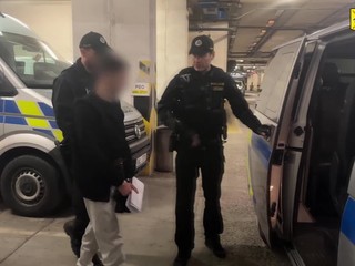 Desiatky útokov, rovnaký rukopis. Polícia odhalila skupinu bankomatových zlodejov