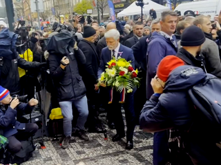 Po celom Česku si ľudia pripomenuli 17. november. Politici čelili ováciám aj piskotu