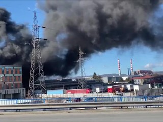 Na košickom sídlisku vypukol požiar. Do okolia sa rozšíril čierny hustý dym