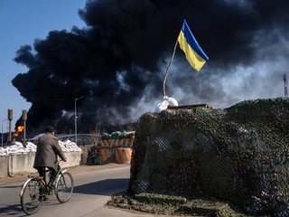 ONLINE: Aktivisti z Greenpeace blokujú ropný tanker a bránia mu vyložiť tisíce ton ruskej ropy