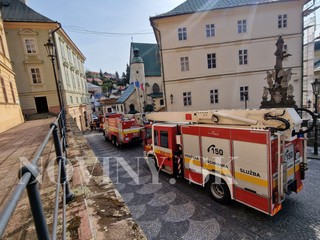 Evakuácia na námestí v Banskej Štiavnici. Anonym nahlásil bombu v škole