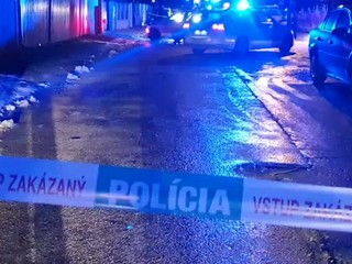 Dráma v Jarovciach: Syn s matkou sa zamkli pred policajtmi. Okolie prehľadávali pyrotechnici