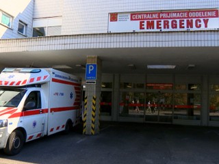 Za pád v sanitke, po ktorom zomrela žena, môže nebohá