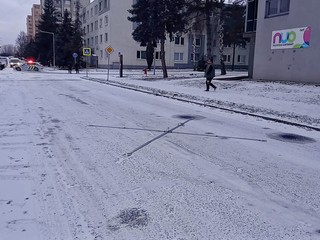 Nešťastné ráno na cestách: Na priechode pre chodcov zrazilo auto dve deti