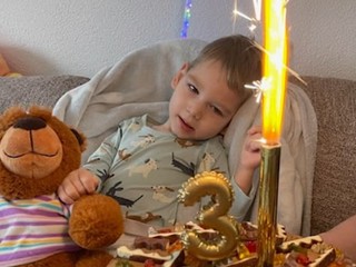 Lekári pochybili pri jeho pôrode. Trojročný Radko je odkázaný na pomoc od iných ľudí