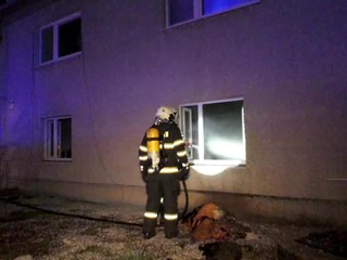 Tragický požiar rodinného domu: Hasiči našli v horiacej spálni mŕtveho muža. Zrejme zaspal s cigaretou