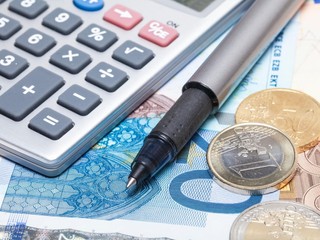 Odborári by radi minimálnu plácu zvýšili o 155 eur. Zamestnávatelia to odmietajú