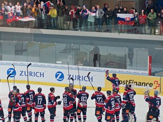 Helvéti víťazmi turnaja až po nájazdoch, naši hokejisti ďakujú fanúšikom