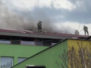 V domove sociálnych služieb vypukol požiar, hasiči evakuujú ľudí z budovy