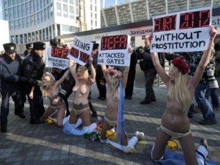 Pozvánka na žreb ME 2012: nahé prsia a bojkot sexu!