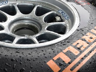 F1: Pirelli spevní zadné pneumatiky kevlarom