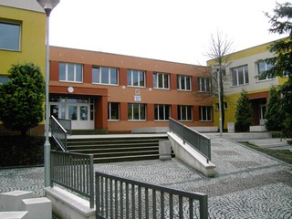 Šiestačka vrazila učiteľovi facku, spolužiaci útok podporovali a bavili sa