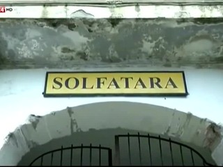 Rodina zomrela po páde do sopky