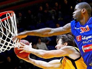 Basketbalistu Nitry brutálne dobili, takmer prišiel o oko