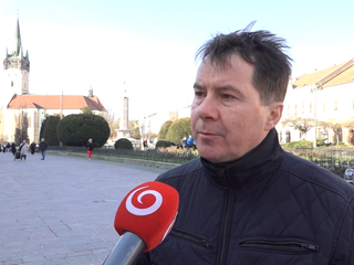 ​Žiadna tribúna, iba malý stolík, zopár stoličiek a niekoľko dobrovoľníkov. Patrik Dubovský vyrazil do ulíc Prešova