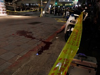 Muž v centre mesta smrteľne dobodal 3 ľudí. Predtým odpálil dymové bomby