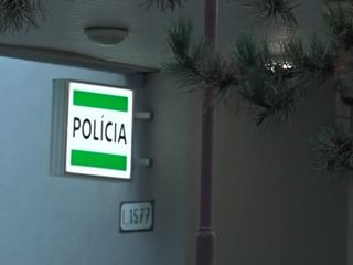 Rodinná hádka prerástla do útoku nožom. Syn s otcom sa navzájom obviňujú zo začatia konfliktu