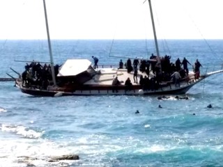 V Indickom oceáne sa potopila loď s utečencami, stovky ľudí je nezvestných