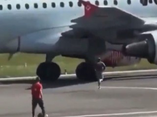 Nové video zachytáva, ako muža nasal motor lietadla na letisku v Bergame