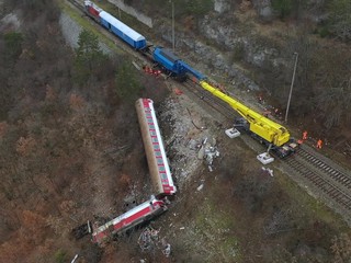 Vagón po zrážke rýchlikov visel nad roklinou mesiace. Vyťahovanie komplikoval terén