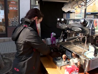 Keď nemôžu vonku ľuďom svoju kávu predávať, tak im ju budú rozdávať. Len tak, za jeden milý úsmev