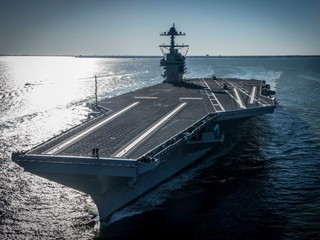 Najväčšia lietadlová loď na svete - USS Gerald Ford - zakotvila na Kréte