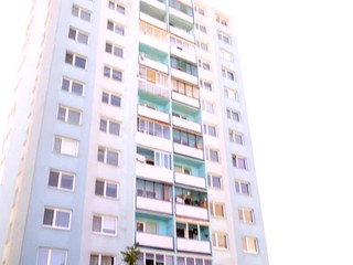 Smrť na balkóne panelákového bytu. Tridsaťdvaročný muž sa zastrelil