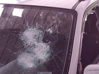 Muž spal v aute. Zaútočili na neho deti s tyčami, rozbili mu hlavu