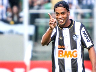 Odchádza z väzenia do zlatej klietky. Aký trest hrozí Ronaldinhovi?