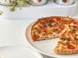 Chcete chutný recept bez mäsa? Stavte na zeleninový quiche s medvedím cesnakom