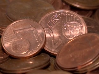 Často končia kdesi zahodené na zemi. Ministerstvo financií prichádza s novelou o jedno a dvojcentovkách