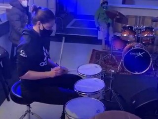 Vlhová už hrá aj na bicie. Zlepšuje si tým cit pre rytmus a koordináciu