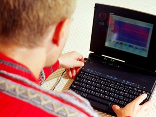 Pomstil sa bývalej frajerke. Medzi jej kolegami kolujú nahé fotografie