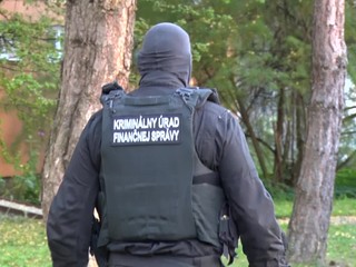 Mužovi z Prievidze na dvere zaklopali kukláči. Podozrivý je z nelegálneho obchodovania s cigaretami