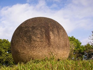 V hlbinách hustého lesa sa našli gigantické kamenné gule: Objavili sa o nich úžasné videá