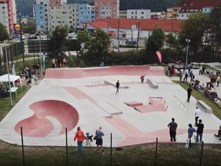 V Banskej Bystrici čakali na skejtpark 30 rokov. Skejtbordisti v ňom budú učiť svoje deti