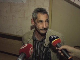 Muža nahneval kamión. Vytiahol zbraň a začal strieľať