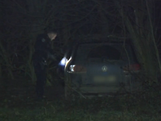 Policajná naháňačka sa skončila smrťou muža. Jeho partnerka chce poznať príčinu úmrtia